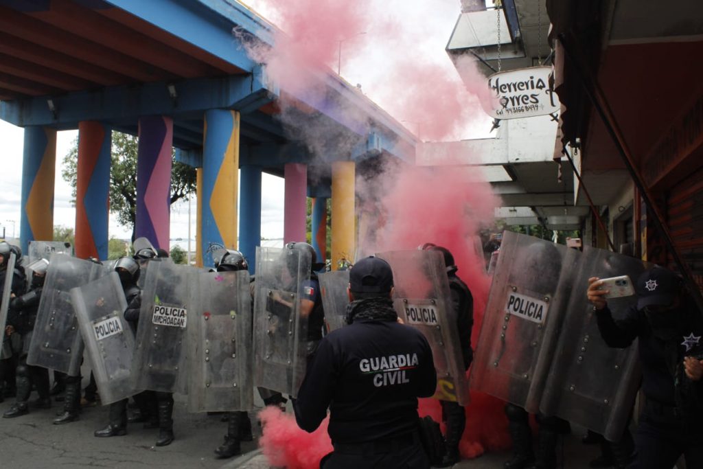 Como en los tiempos de Silvano, Guardia Civil de Michoacán reprime a maestros