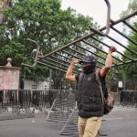 Comuneros de Arantepacua se manifiestan a las afueras de Casa Michoacán