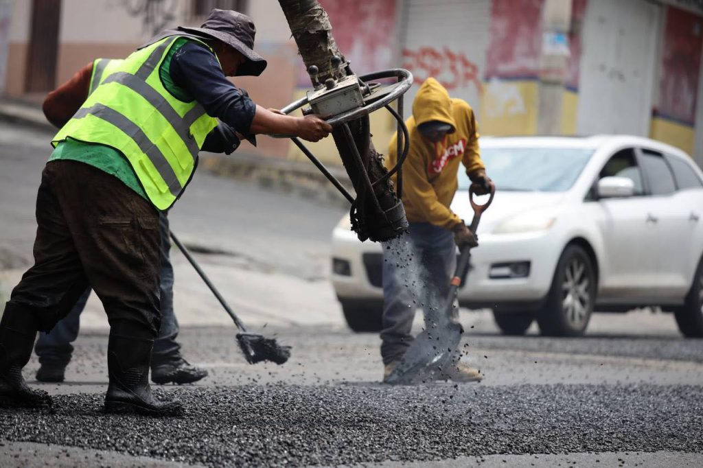 Brigadas municipales intensifican trabajos de bacheo en Morelia ante temporada de lluvias