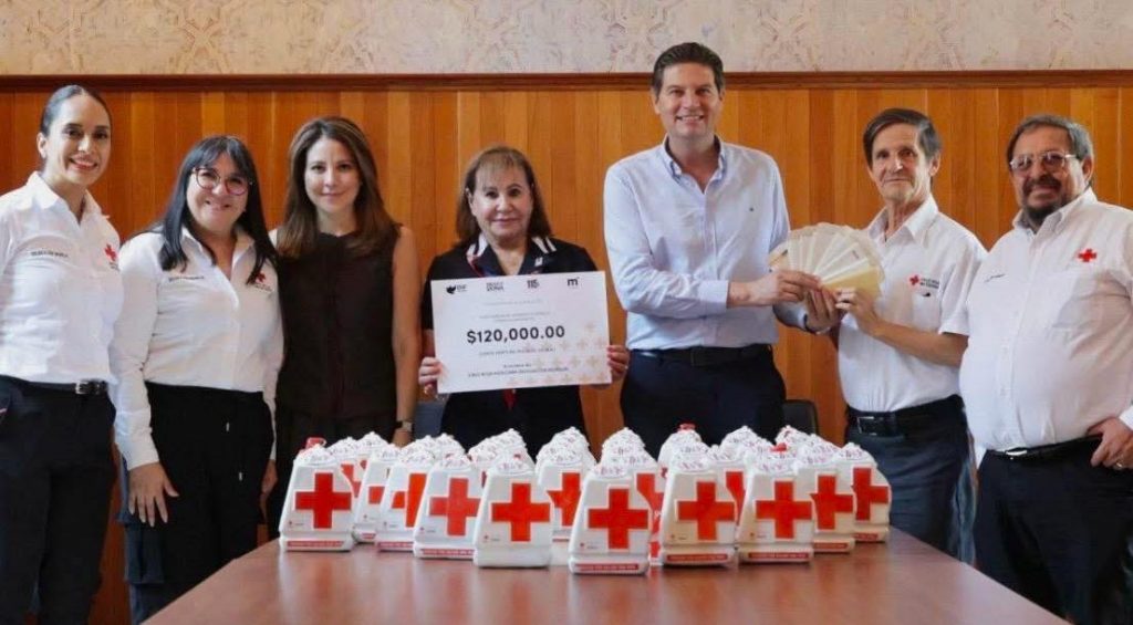 Alfonso Martínez entrega donativos a la Cruz Roja