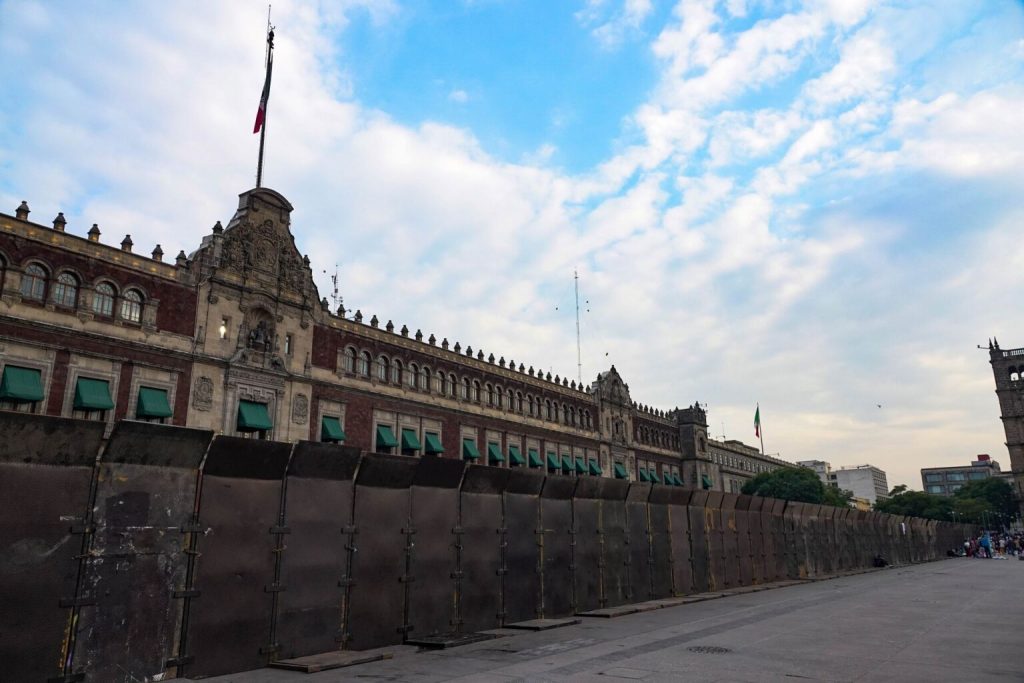 Justifica Sheinbaum blindaje de Palacio ante protestas