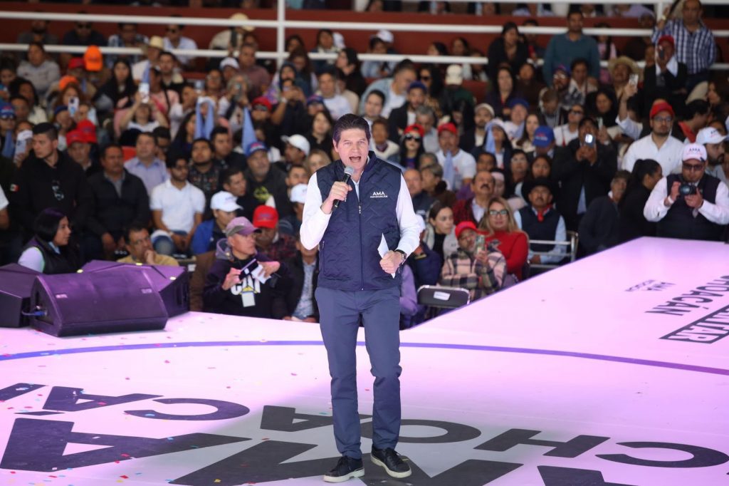 Alfonso Martínez muestra músculo en el arranque de AMA Michoacán